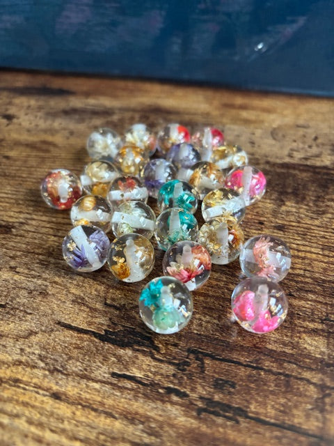 Beads with flowers and gold flakes assorted